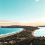 Sydney – najpiękniejsze miejsca, które musisz zobaczyć Oszałamiające ujęcie lotnicze Palm Beach w Nowej Południowej Walii, ukazujące turkusowe wody i bujną zieleń.