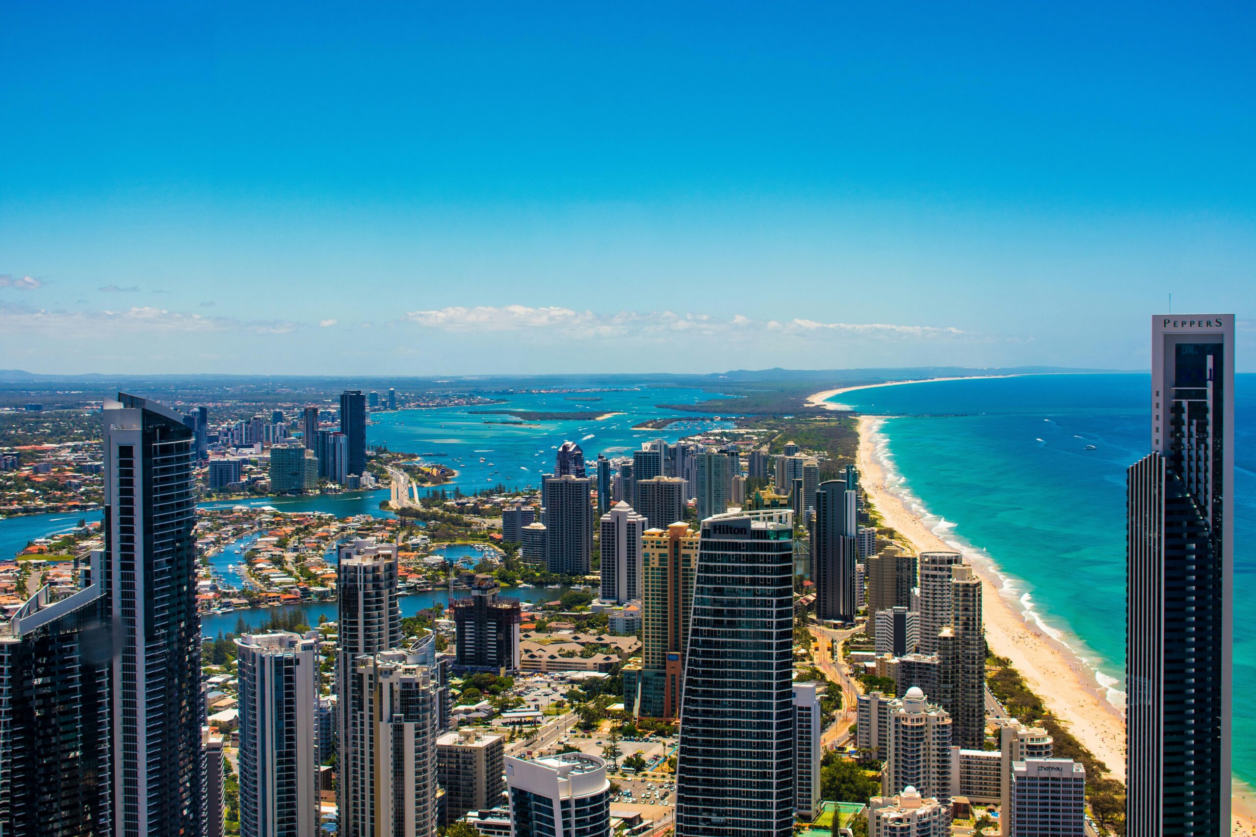 Zapierający dech w piersiach pejzaż miejski z drapaczami chmur, plażami i oceanem w Gold Coast.