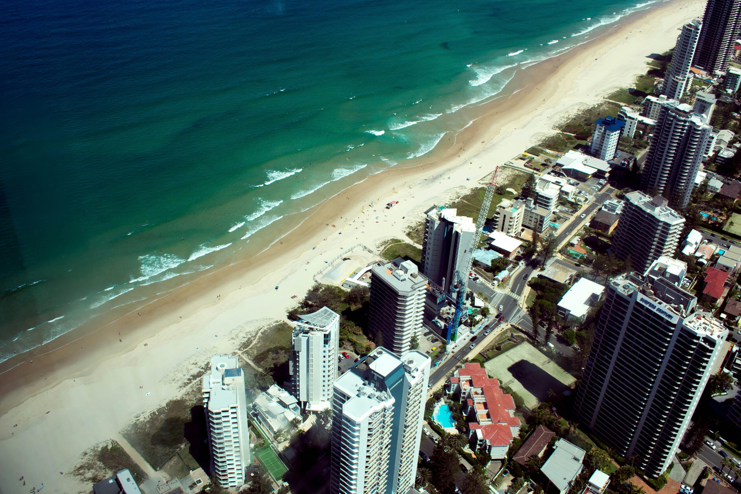 Oszałamiający widok z lotu ptaka na panoramę plaży Gold Coast, ukazujący lazurowy ocean i piaszczyste brzegi.