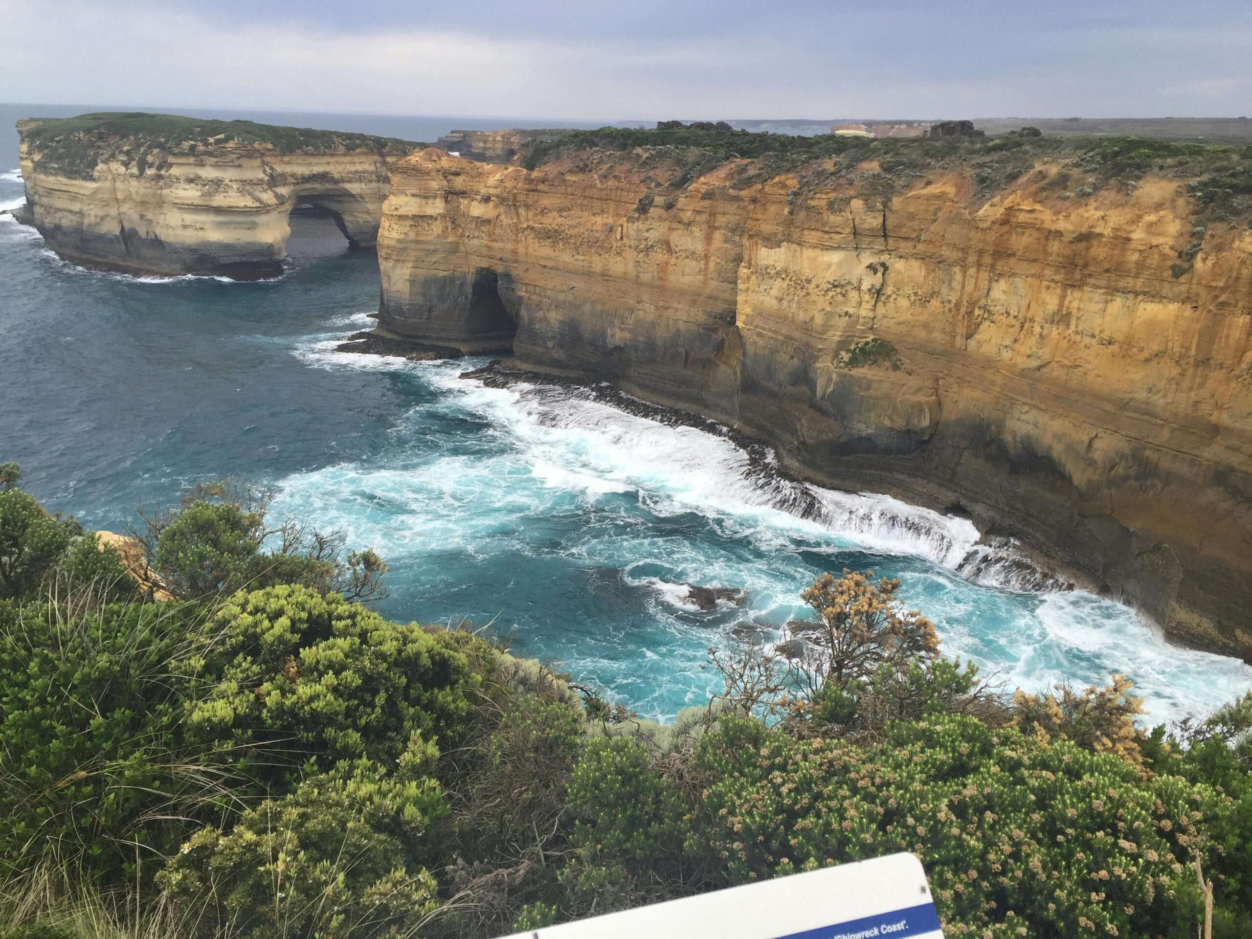 Oszałamiający widok na klify i fale oceanu wzdłuż nierównego wybrzeża Australii.