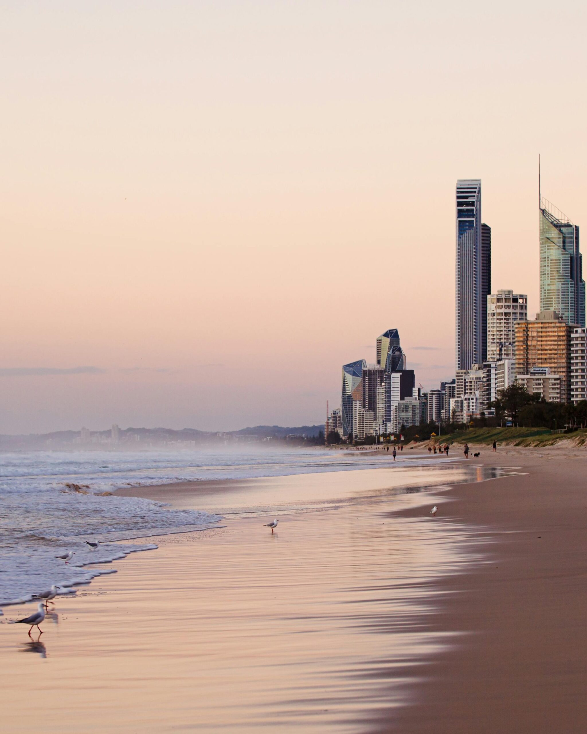 Spokojny widok na plażę i panoramę Surfers Paradise o zmierzchu, Queensland, Australia.