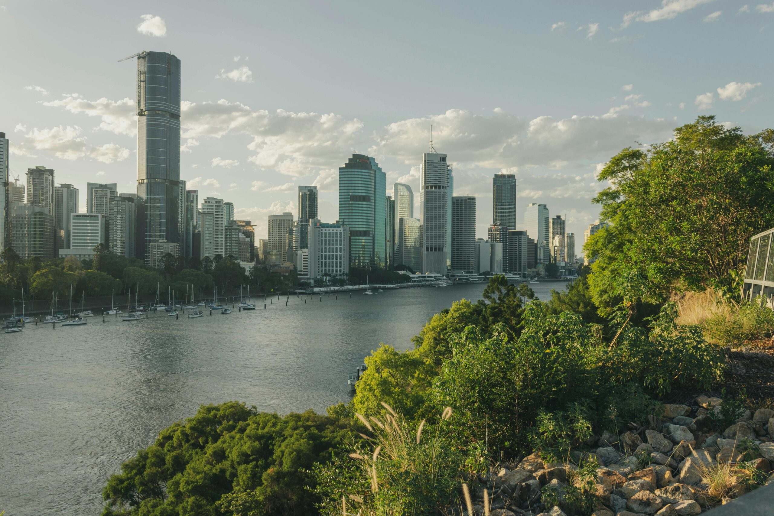 Oszałamiający widok na nowoczesną panoramę Brisbane i bujną zieleń nad rzeką.