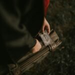 Osoba posiadająca bilet kolejowy w stylu vintage na świeżym powietrzu.