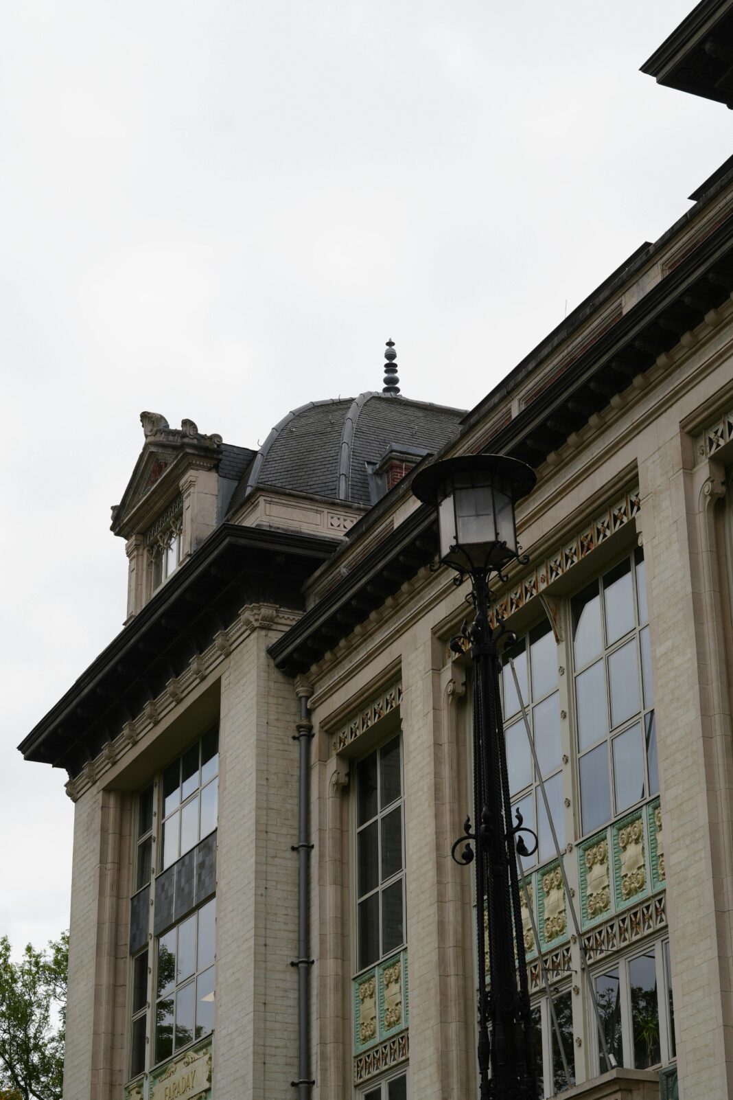 Zbliżenie na ozdobną architekturę budynku w Brukseli w Belgii z latarnią i szczegółowymi oknami.