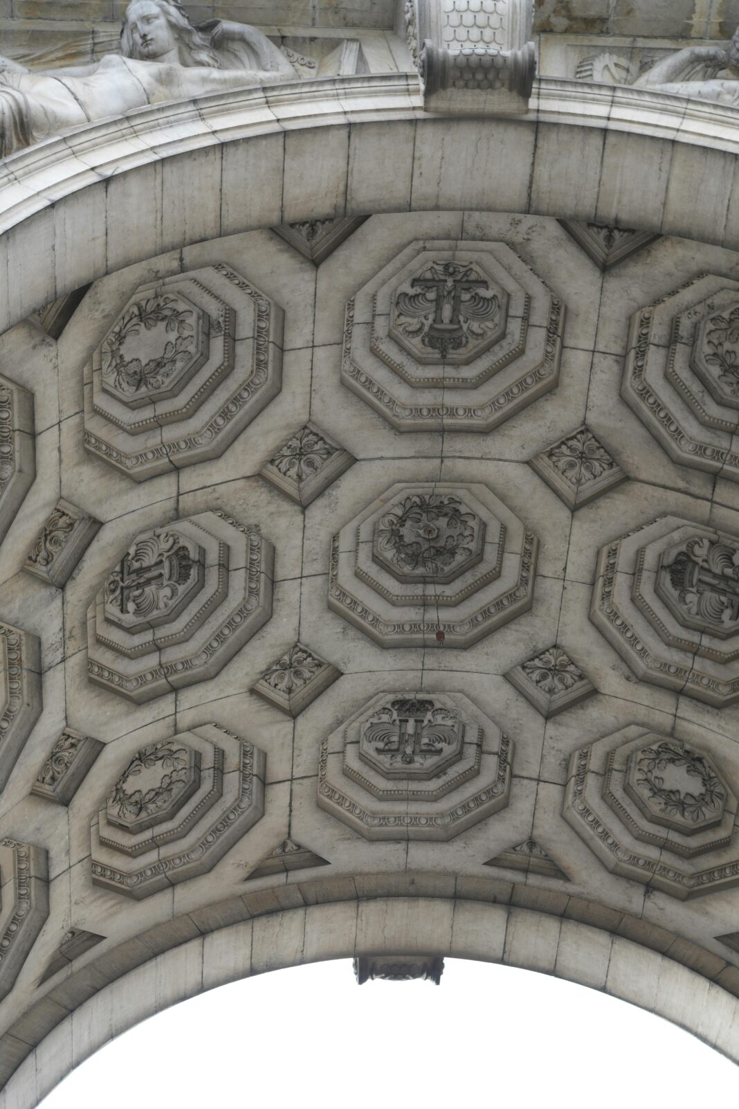 belgia Zbliżenie szczegółowych rzeźb kamiennych na łuku w Brukseli, Belgia.