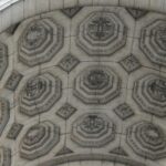 Tanie wycieczki do Brukseli Zbliżenie szczegółowych rzeźb kamiennych na łuku w Brukseli, Belgia.