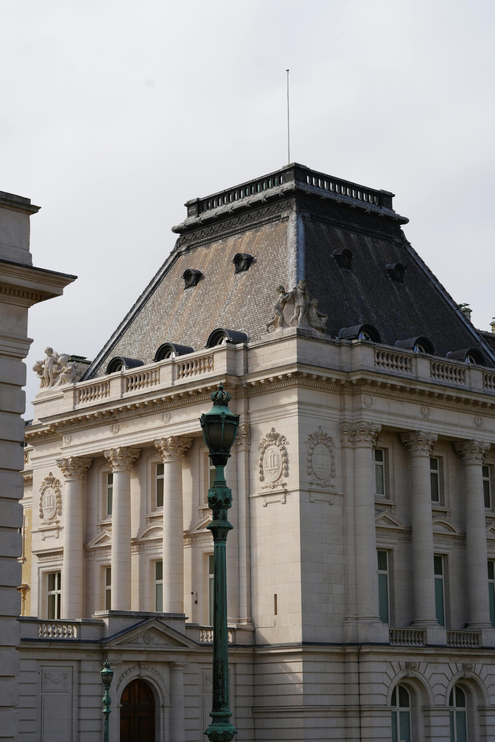 Elegancka neoklasyczna architektura zabytkowego budynku w Brukseli, Belgia.