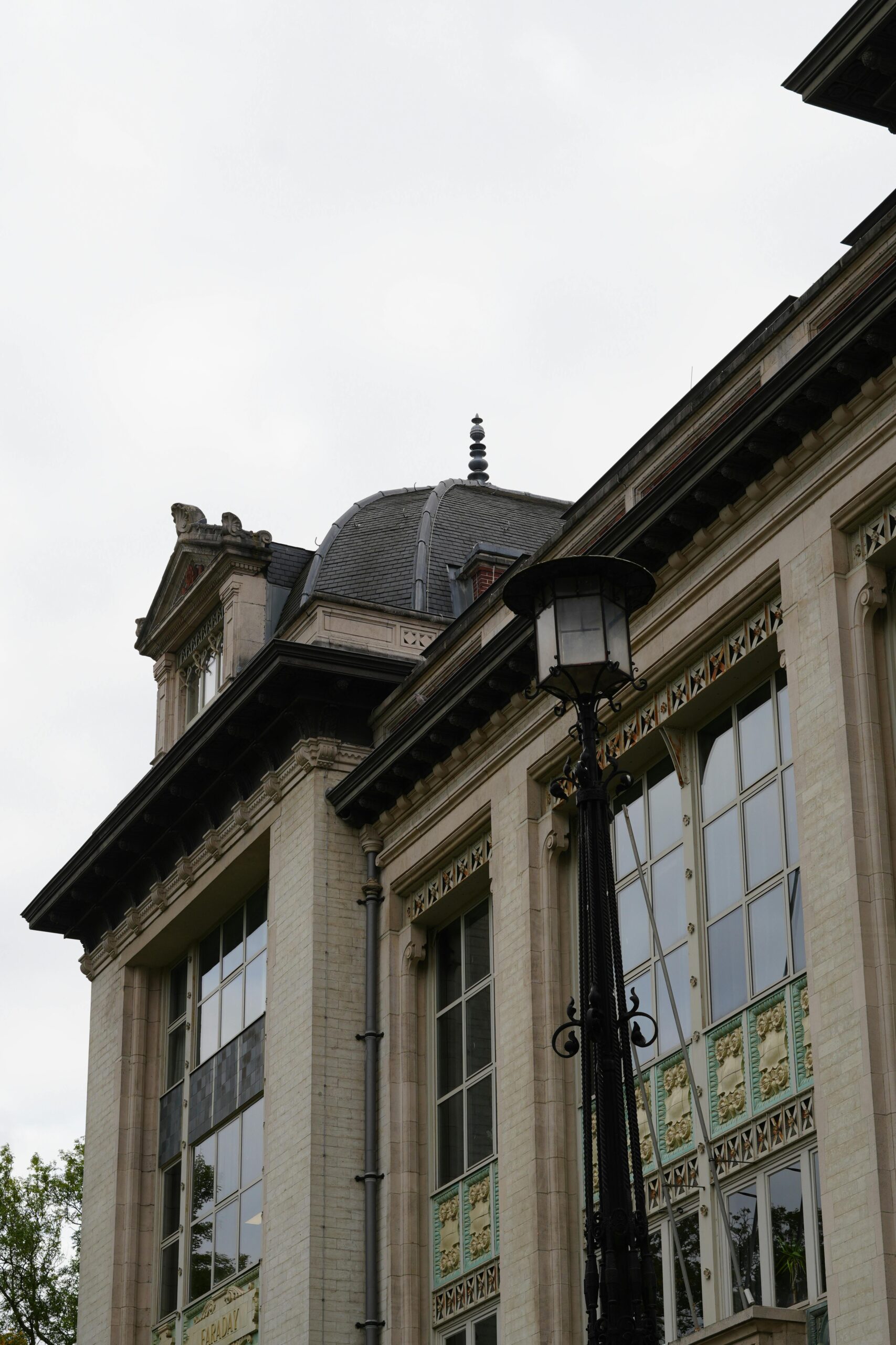 Zbliżenie na ozdobną architekturę budynku w Brukseli w Belgii z latarnią i szczegółowymi oknami.