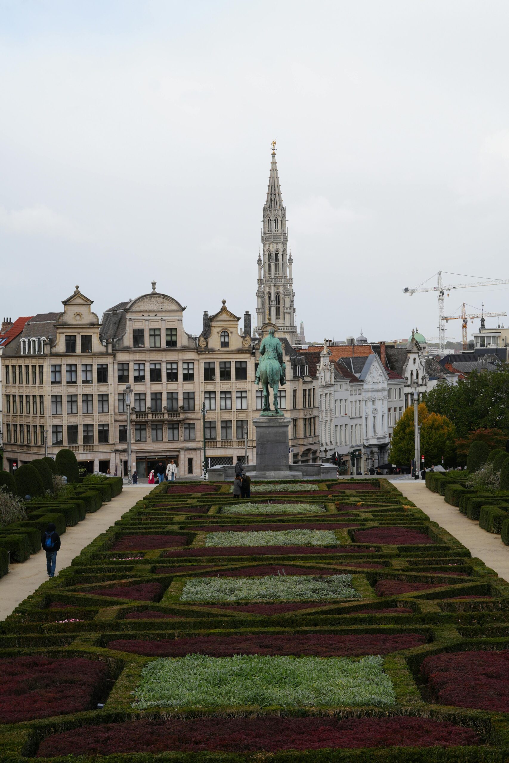 Malowniczy widok na Mont des Arts z wieżą ratuszową w Brukseli, Belgia.
