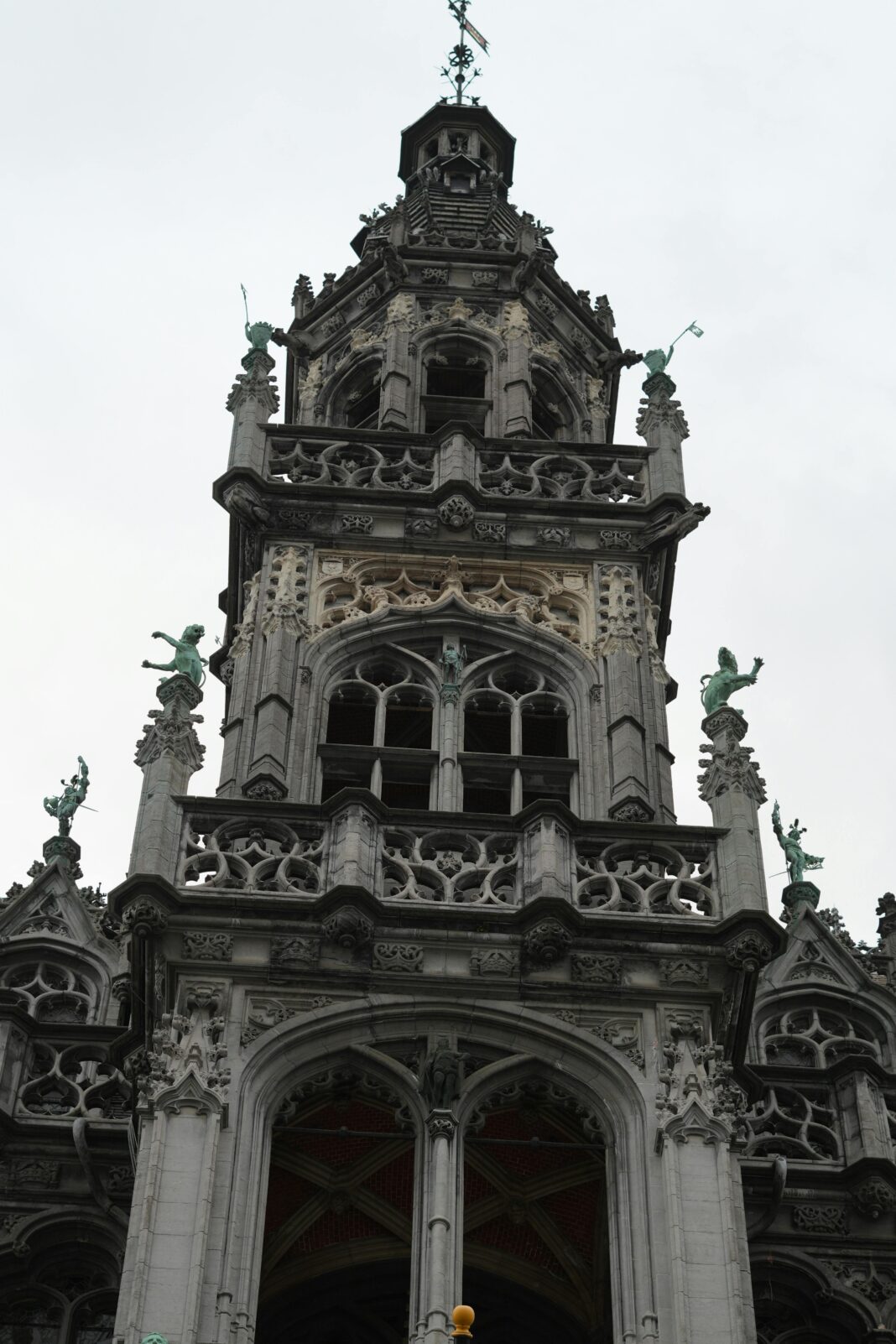 belgia Zbliżenie ozdobnej gotyckiej wieży na Grand Place, wpisanej na Listę Światowego Dziedzictwa UNESCO w Brukseli.