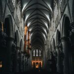 Sekrety Brukseli: Co Zobaczyć Poza Atomium i Grand Place - Lista mniej znanych, ale równie atrakcyjnych miejsc w stolicy Belgii Widok wnętrza oszałamiającej architektury gotyckiej w katedrze w Brukseli, Belgia.