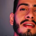 Potosí: Miasto srebra i kolonialnego dziedzictwa Zbliżenie mężczyzny z zarostem na tle artystycznym.