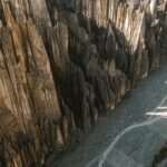 Dramatyczne ujęcie lotnicze Valle de las Animas w departamencie La Paz w Boliwii, przedstawiające unikalne formacje skalne.