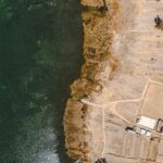 Zdjęcia lotnicze linii brzegowej w San Pablo De Tiquina w Boliwii, przedstawiające jezioro i wiejski krajobraz.