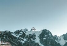 Wyprawa do rezerwatu Eduardo Avaroa – Przyroda, która zachwyca Zapierający dech w piersiach widok na ośnieżone szczyty w Condoriri w Boliwii, pięknie uchwycony o zmierzchu.