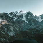 Zapierający dech w piersiach widok na ośnieżone szczyty w Condoriri w Boliwii, pięknie uchwycony o zmierzchu.