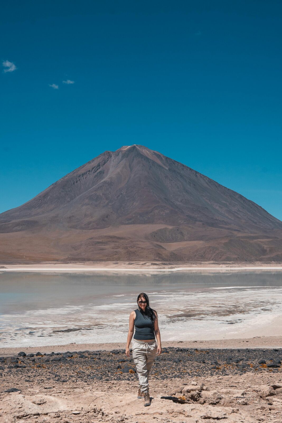 Kobieta spacerująca w pobliżu wulkanu Licancabur na równinie solnej Uyuni w Boliwii.