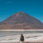 Rzeka Beni – Wodny szlak do boliwijskiej Amazonii Kobieta spacerująca w pobliżu wulkanu Licancabur na równinie solnej Uyuni w Boliwii.