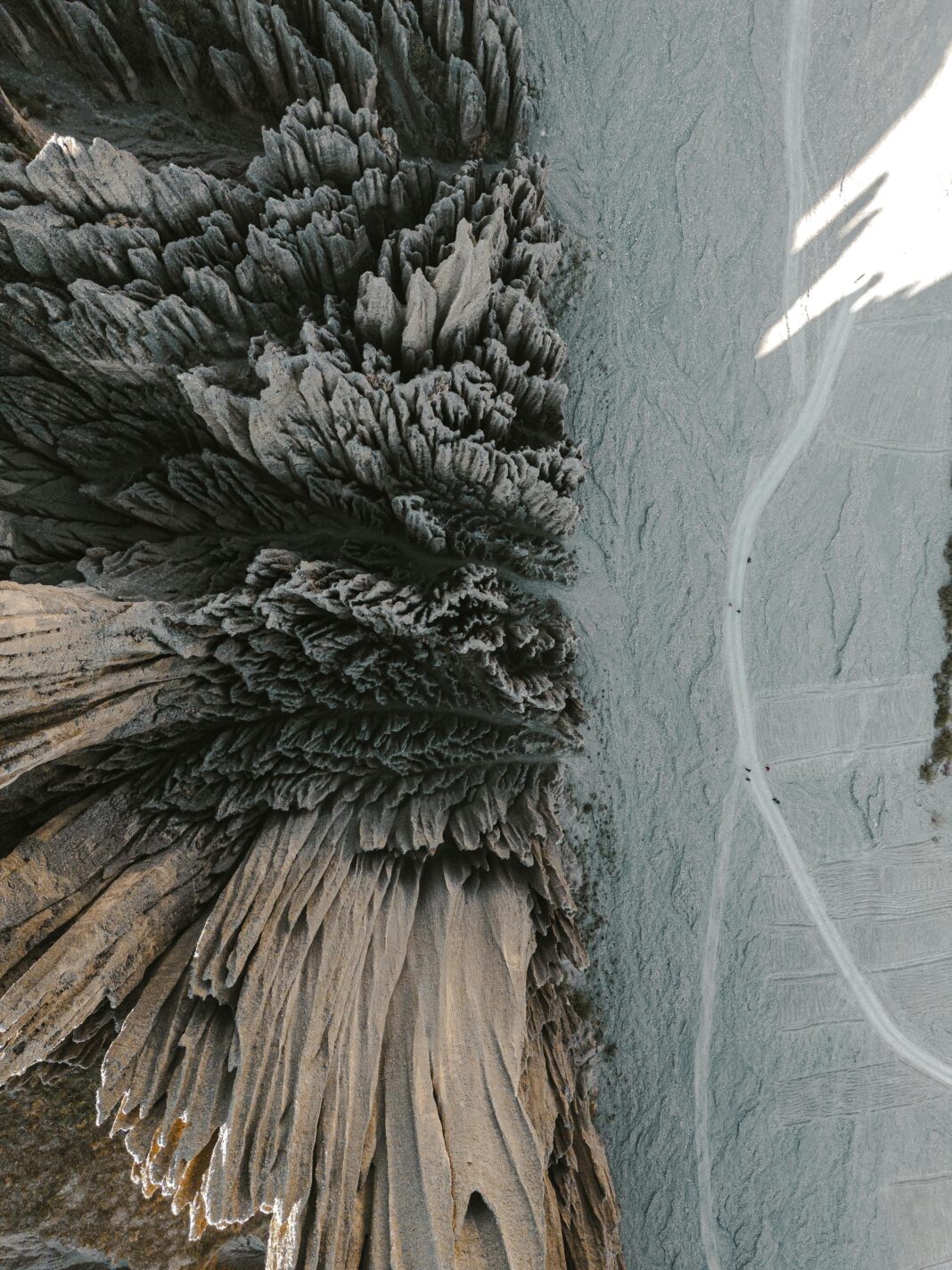 Oszałamiające zdjęcie lotnicze formacji skalnych Valle de las Animas w La Paz w Boliwii.