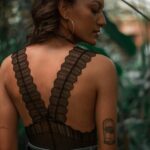 Santa Cruz de la Sierra: Tropikalne oblicze Boliwii Portret stylowej kobiety z tatuażem w bujnej scenerii na świeżym powietrzu.