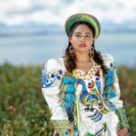 Portret kobiety w kolorowym tradycyjnym stroju w La Paz w Boliwii w malowniczym tle.