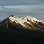 Malowniczy widok na ośnieżony szczyt górski w Boliwii, ukazujący naturalne piękno i spokój.