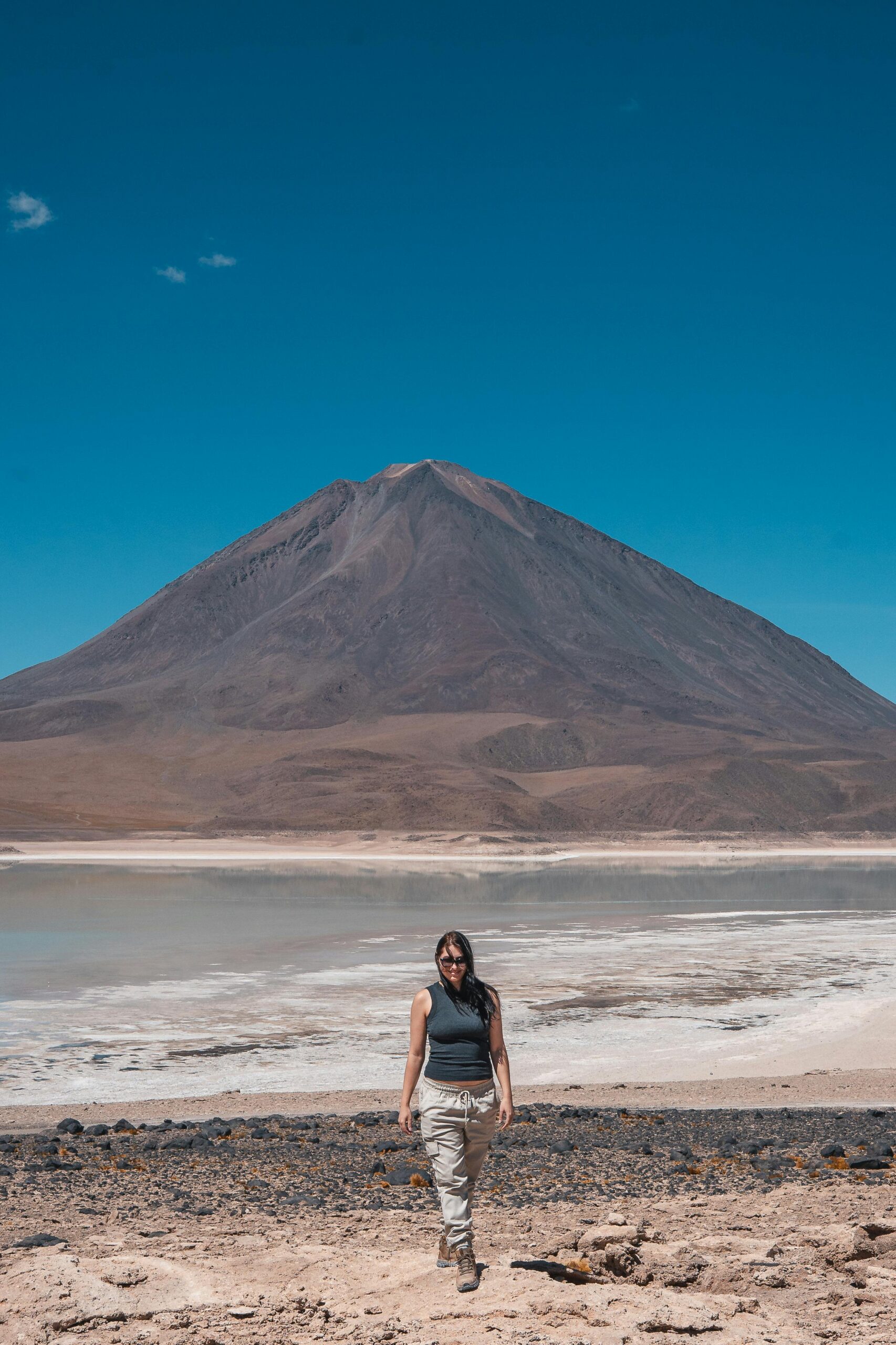 Kobieta spacerująca w pobliżu wulkanu Licancabur na równinie solnej Uyuni w Boliwii.