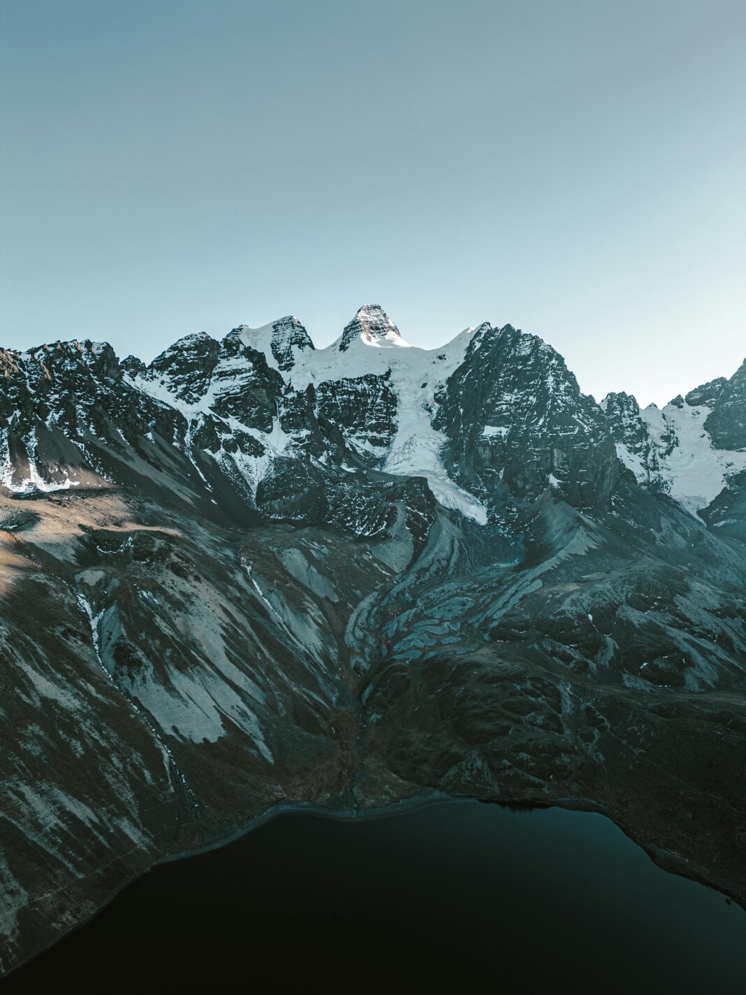 Zapierający dech w piersiach widok na ośnieżone szczyty w Condoriri w Boliwii, pięknie uchwycony o zmierzchu.