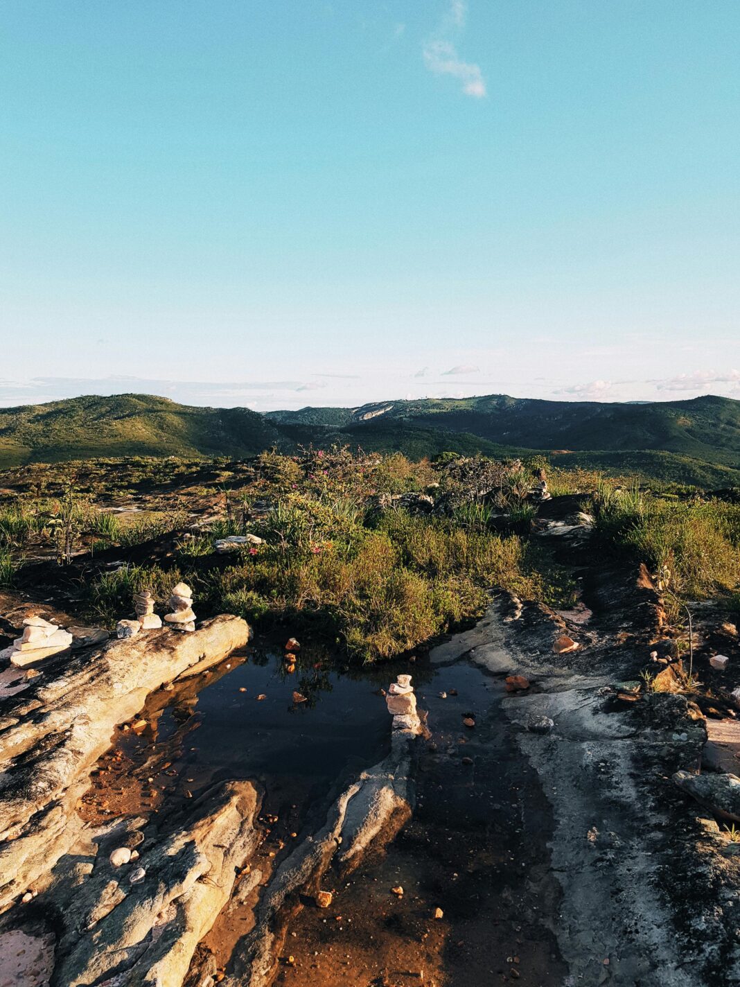 Odkryj surowe piękno górskiej scenerii Milho Verde pod czystym, błękitnym niebem.