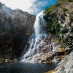 Brazylijska samba: Gdzie nauczyć się tańca, który podbił świat Zapierający dech w piersiach widok na wodospad Cachoeira do Serrado spadający kaskadą na skaliste klify w Brazylii.