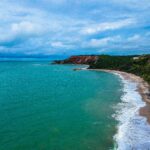 Poznaj zapierający dech w piersiach widok z lotu ptaka na Cidade Balneária Novo Mundo II, tropikalne wybrzeże Brazylii.