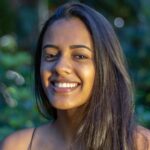 Uśmiechnięta kobieta ciesząca się słonecznym dniem w Centro w Brazylii.