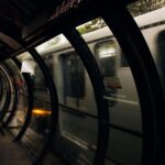 Wnętrze eleganckiego dworca autobusowego w Kurytybie, przedstawiające architekturę transportu miejskiego w tętniącym życiem brazylijskim mieście.