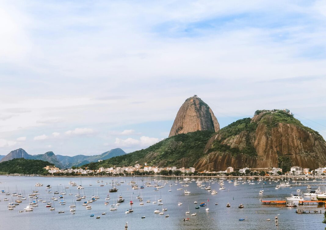 Urzekający widok na górę Sugarloaf w Rio de Janeiro z łodziami w zatoce pod czystym niebem.