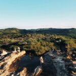 Odkryj surowe piękno górskiej scenerii Milho Verde pod czystym, błękitnym niebem.