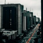 Tropikalne wyspy Boipeba i Morro de São Paulo: Niezapomniany relaks Ujęcie Avenida Paulista w São Paulo przedstawiające życie miejskie z wysokimi drapaczami chmur.