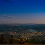 Plaże Brazylii: Od Copacabany po odległe zakątki Fernando de Noronha Spokojny wieczór z widokiem na Lambari w Brazylii, ze światłami miasta i spokojnym krajobrazem.