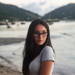 Spokojny portret kobiety na malowniczej plaży w Florianópolis w Brazylii.