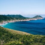 Jezioro Lagoa Rodrigo de Freitas: Spokojna przystań w centrum Rio Oszałamiający widok na wybrzeże Arraial do Cabo z turkusowymi wodami i bujnymi wzgórzami.