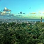 Chapada dos Veadeiros: Mistyczne góry i wodospady w Goiás Zapierający dech w piersiach widok na Olindę z bujną zielenią i panoramę miasta na tle tętniącego życiem nieba.