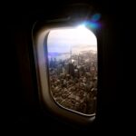 Oszałamiający widok z lotu ptaka na pejzaż Toronto przez okno samolotu o zachodzie słońca.