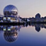 Oszałamiające odbicie zachodu słońca kopuły geodezyjnej Science World w False Creek w Vancouver.