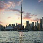Wyspa Księcia Edwarda: Malownicze krajobrazy i czerwone plaże Oszałamiająca panoramę Toronto o zachodzie słońca, podkreślająca wieżę CN i nabrzeże od jeziora Ontario.