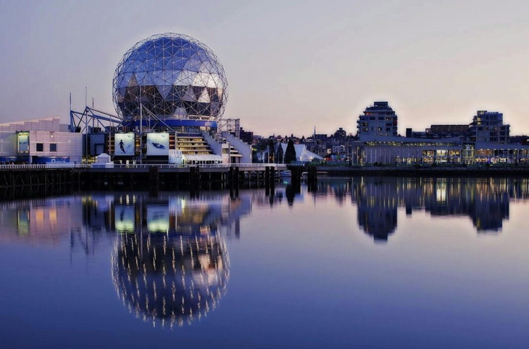 canada Oszałamiające odbicie zachodu słońca kopuły geodezyjnej Science World w False Creek w Vancouver.