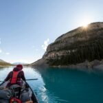 Spokojny spływ kajakowy po kryształowym jeziorze w Parku Narodowym Banff w Kanadzie.