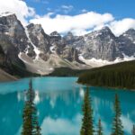 Oszałamiający obraz jeziora Moraine z odbiciami Gór Skalistych w Albercie w Kanadzie.