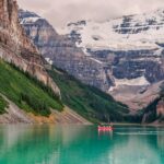 Malownicze spływy kajakowe po jeziorze Louise, w otoczeniu wspaniałych Gór Skalistych.