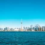 Festiwal Tulipanów w Ottawie: Kwiatowa eksplozja w stolicy Piękny widok na panoramę Toronto z kultową wieżą CN i tętniącym życiem niebieskim nabrzeżem.