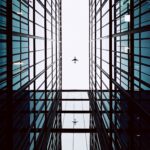 Rezerwat Biosfery Cabo de Hornos: Najdalej na południe Ameryki Sylwetka samolotu nad wysokimi nowoczesnymi szklanymi budynkami w Chile.