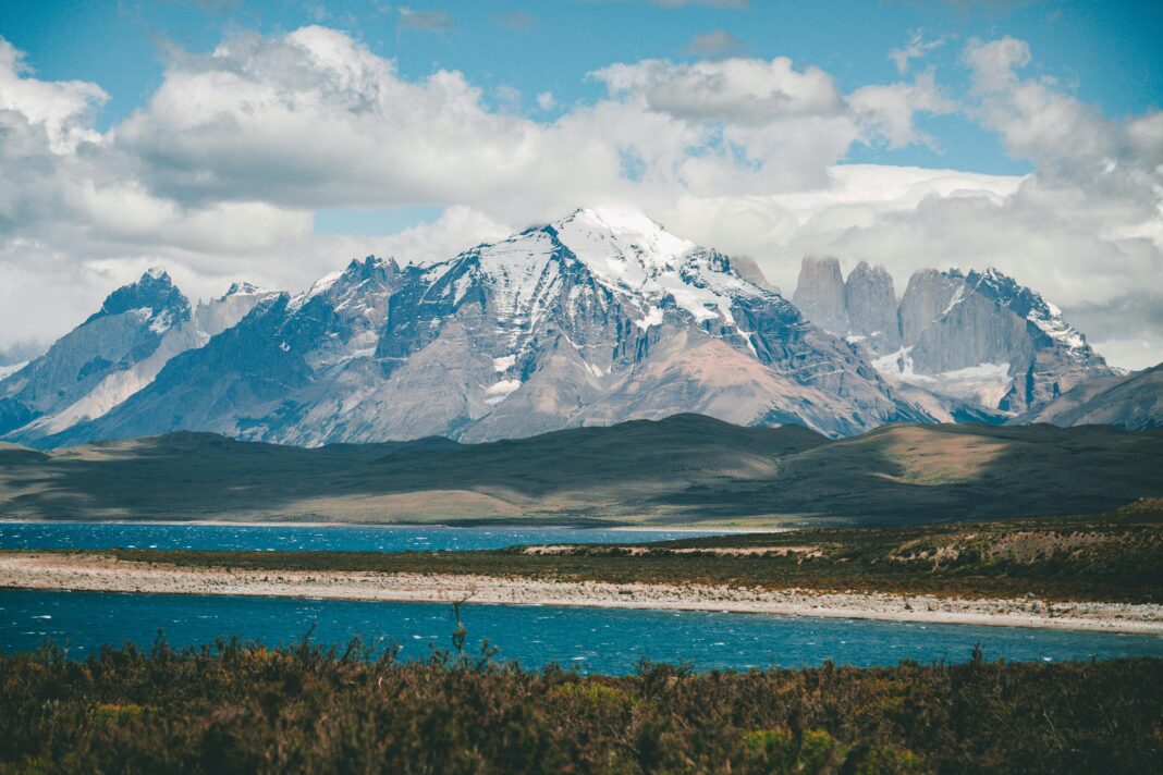chile Malowniczy krajobraz gór Torres del Paine i jeziora w chilijskiej Patagonii.